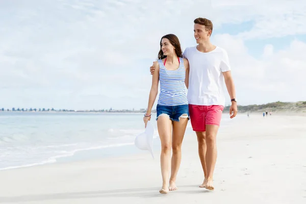 Romantische jonge paar op het strand — Stockfoto