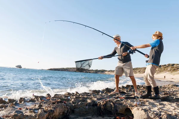 Starszy mężczyzna łowiący ryby z wnukiem — Zdjęcie stockowe