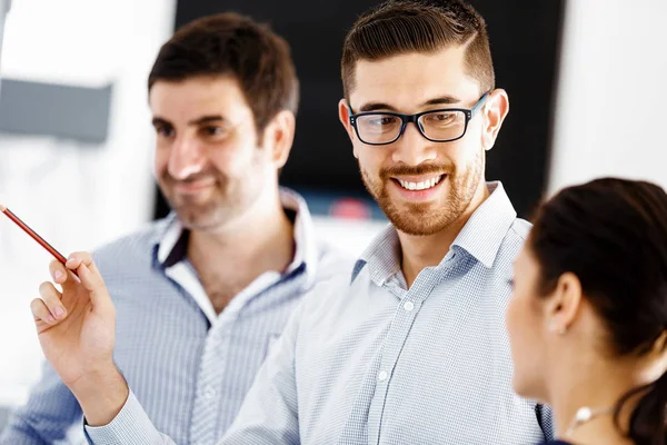 Geschäftsleute im modernen Büro — Stockfoto