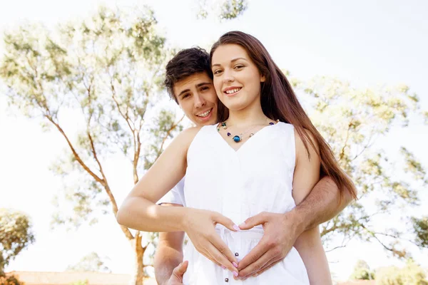 Jeune couple dans le parc — Photo