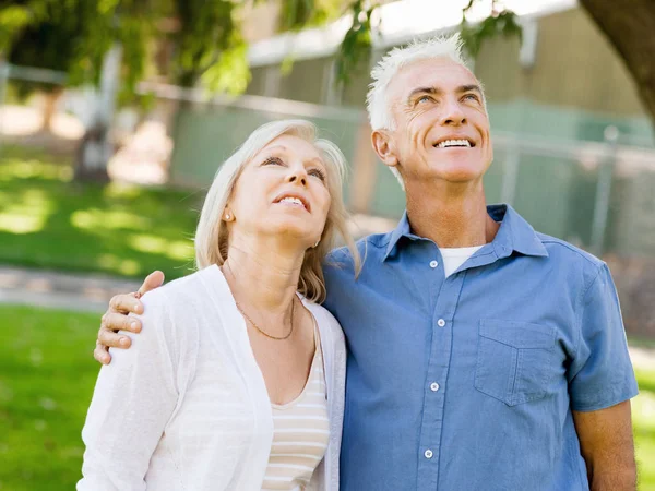 Couple sénior relaxant dans le parc — Photo