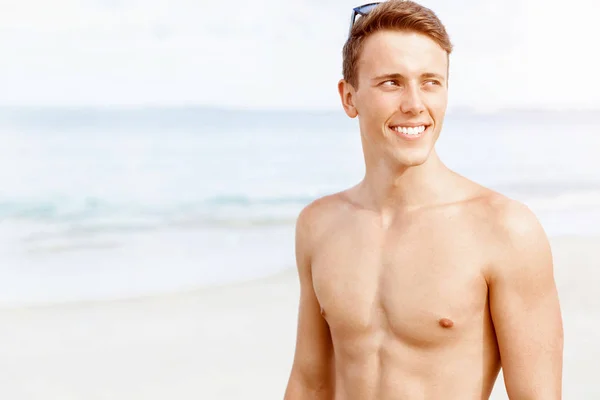 Hombre guapo posando en la playa —  Fotos de Stock