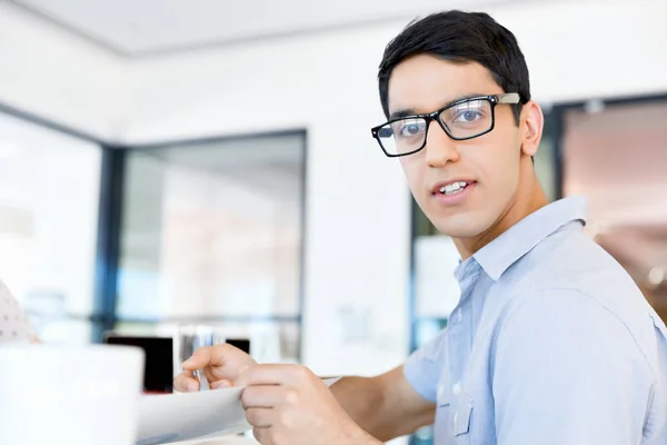 Jeune homme dans le bureau occasionnel — Photo