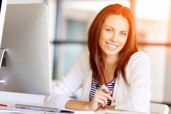 Zufriedener Unternehmer oder Freiberufler im Büro oder zu Hause — Stockfoto