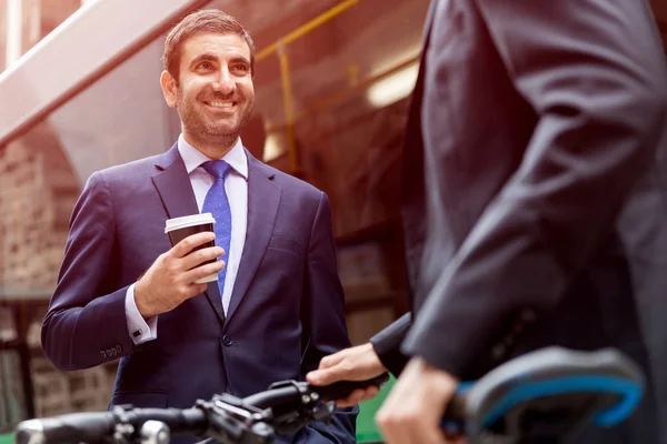 Jóvenes empresarios con una bicicleta — Foto de Stock