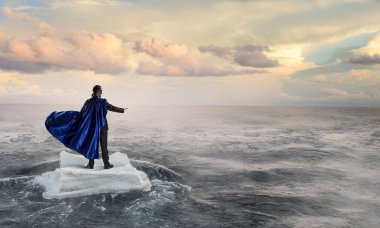 Sörf denizde yüzen buz kütlesi. Karışık teknik