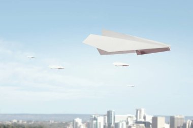 Origami uçak gökyüzünde uçan. Karışık teknik