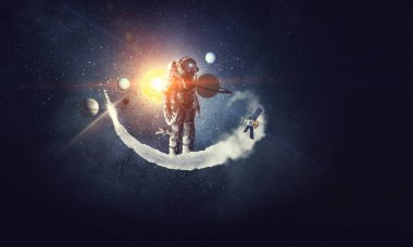 Astronot sörf karanlık gökyüzü. Karışık teknik