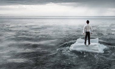 Sörf denizde yüzen buz kütlesi. Karışık teknik