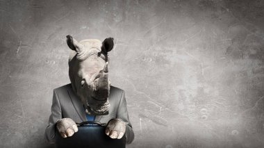 Gergedan iş takım elbise giymiş. Karışık teknik