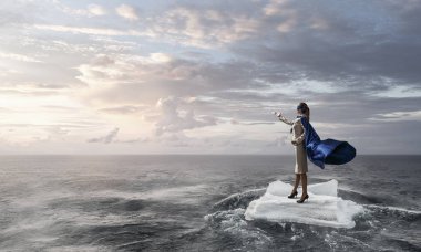 Sörf denizde yüzen buz kütlesi. Karışık teknik