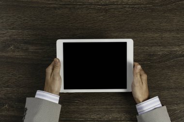 Tablet PC ile elinde boş perde