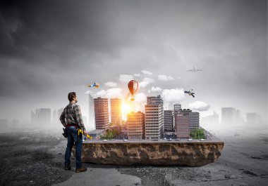 Yetişkin mühendis adam. Karışık teknik