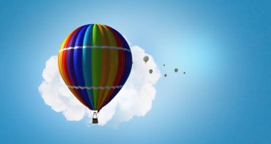 Aerostat gün gökyüzünde yüzen. Karışık teknik