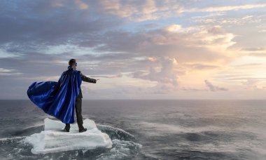 Sörf denizde yüzen buz kütlesi. Karışık teknik