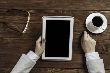 Tablet PC ile elinde boş perde