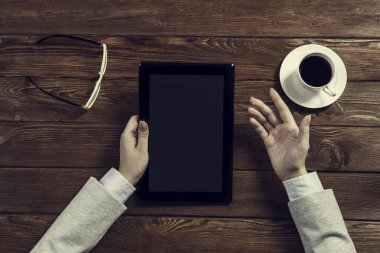 Tablet PC ile elinde boş perde