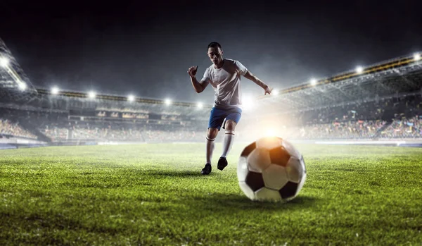 Stadyum, futbol oyuncusu. Karışık teknik