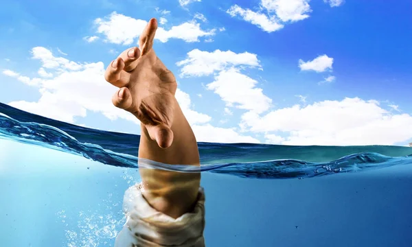 Hand van persoon verdrinken in water — Stockfoto