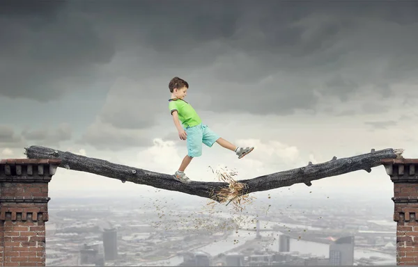 Çocuğunuzun dolaşan izin vermeyin. Karışık teknik — Stok fotoğraf