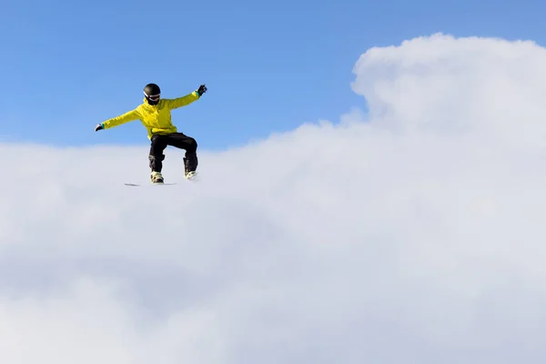 Snowboarder faire du saut — Photo