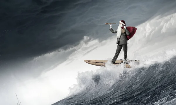 Santa auf der Suche nach dem Weg. Gemischte Medien — Stockfoto