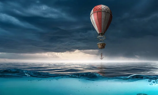Воздушный шар в море — стоковое фото