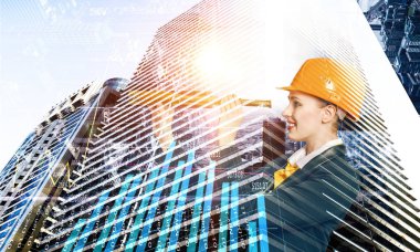 Çekici mimar kadın ve onun projesi. Karışık teknik