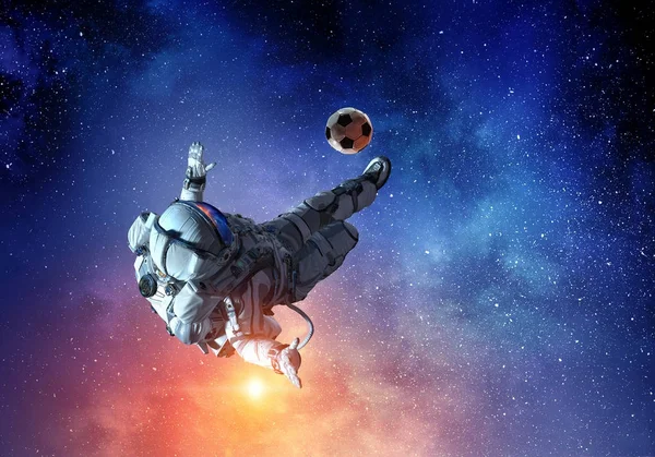 Астронавт играет в футбол — стоковое фото