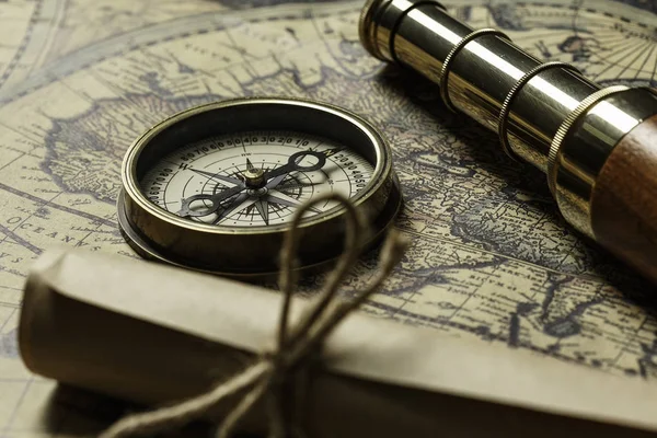 Retro kompas met oude kaart en spyglass — Stockfoto