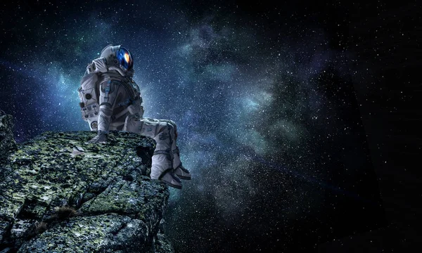 Διαστημάνθρωπου στην άκρη του βράχου. Μικτή τεχνική — Φωτογραφία Αρχείου
