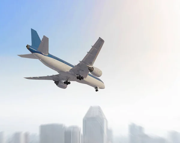 Uçak gökyüzünde. Karışık teknik — Stok fotoğraf