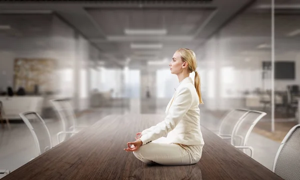 Mujer de negocios meditando en el trabajo. Medios mixtos — Foto de Stock