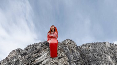 Kız turistik dinlenme. Karışık teknik