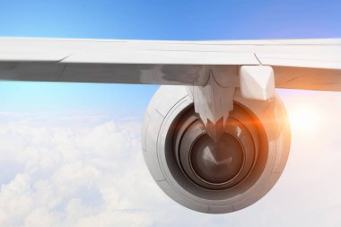 Uçağın gökyüzünde kapatın. Karışık teknik