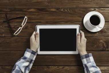 Tablet PC ile elinde boş perde