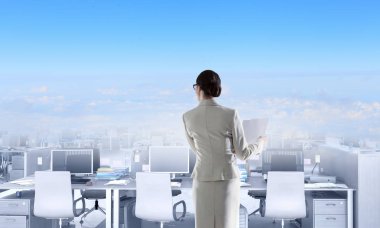 Boş ofiste iş kadını. Karışık teknik