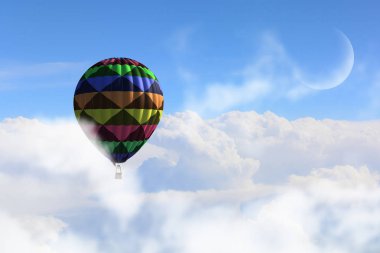 Aerostat gün gökyüzünde yüzen. Karışık teknik