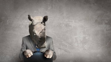 Gergedan iş takım elbise giymiş. Karışık teknik