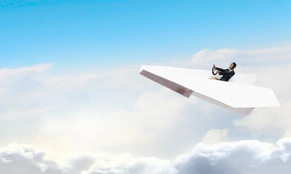 Piloto de mulher em avião de papel. Meios mistos — Fotografia de Stock