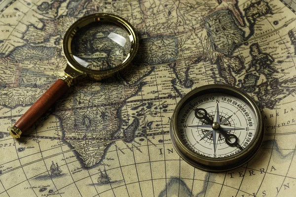 Retro-Kompass mit alter Karte und Lupe — Stockfoto