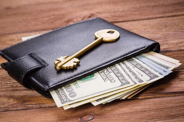 Geld is de sleutel tot het openen van deuren — Stockfoto