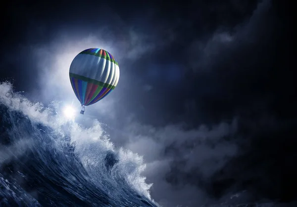 Balão de ar na tempestade — Fotografia de Stock