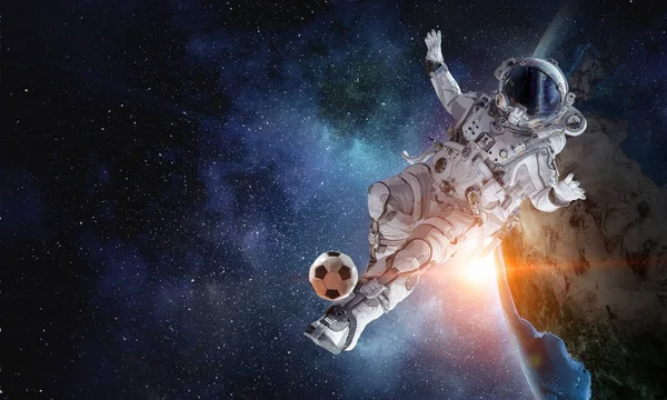 Astronaut spielen Fußball — Stockfoto