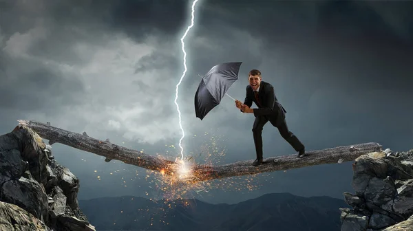 Homem de negócios com guarda-chuva preto. Meios mistos — Fotografia de Stock