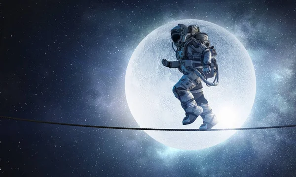 Διαστημάνθρωπου τρέχει στο σχοινί. Μικτή τεχνική — Φωτογραφία Αρχείου