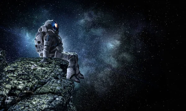 太空人在岩石边缘。混合介质 — 图库照片