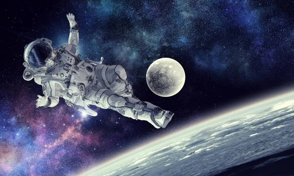 Astronauta giocare a calcio — Foto Stock