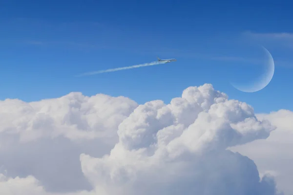 Aerosolen flytande i dag himmel. Mixed media — Stockfoto