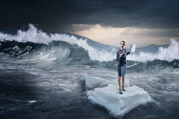 Surfen im Meer auf Eisschollen. Gemischte Medien — Stockfoto